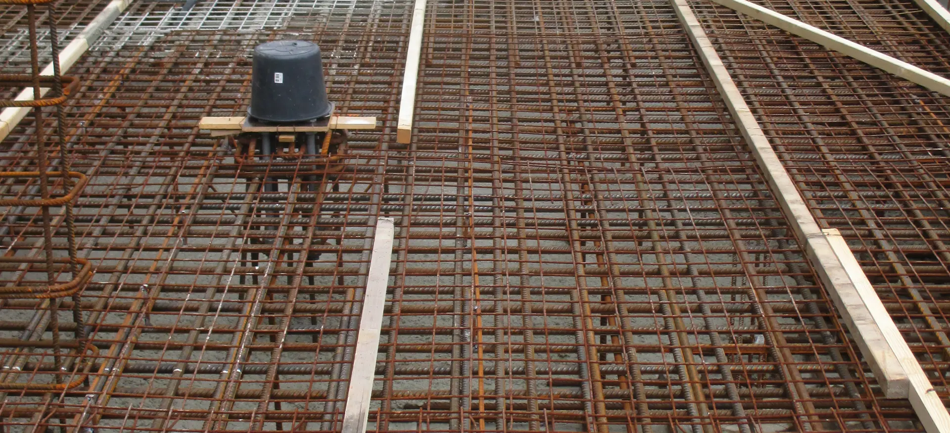 Een ijzerconstructie tijdens het maken van de PTA Uitbreiding