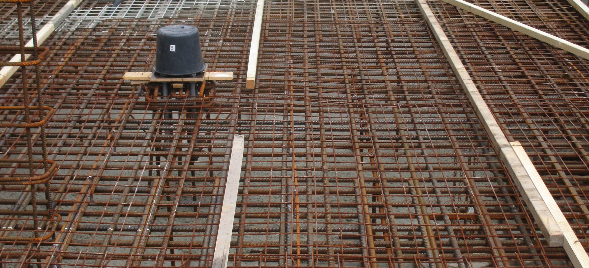 Een ijzerconstructie tijdens het maken van de PTA Uitbreiding