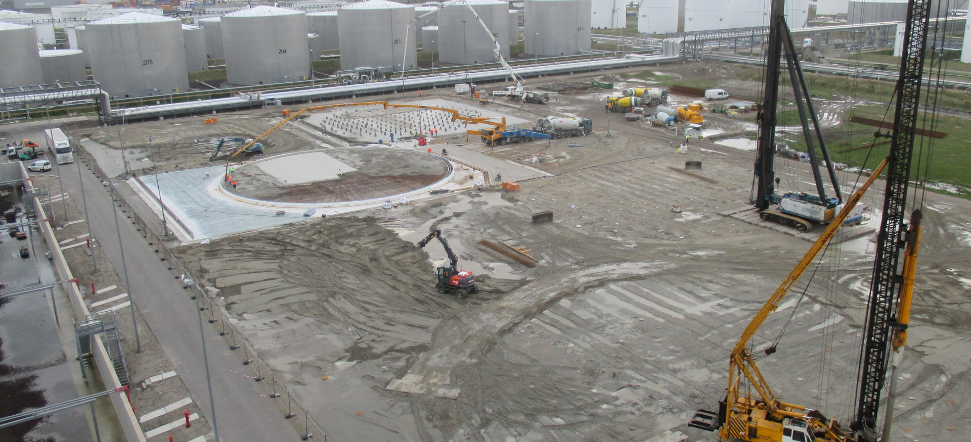 Een drone shot gemaakt van Tankpit 19 terwijl het gemaakt werd. 
