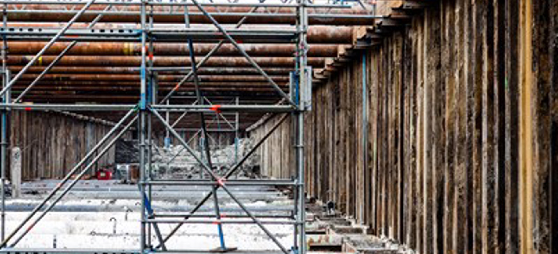 De binnenkant van het Nieuw Deltagootproject waar stellingen en het staal goed te zien zijn. 