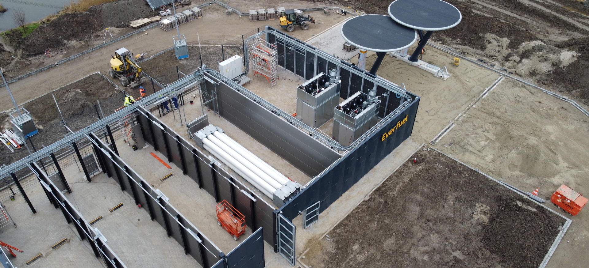 Een drone shot van het Everfuel Hydrogen station in de bouw