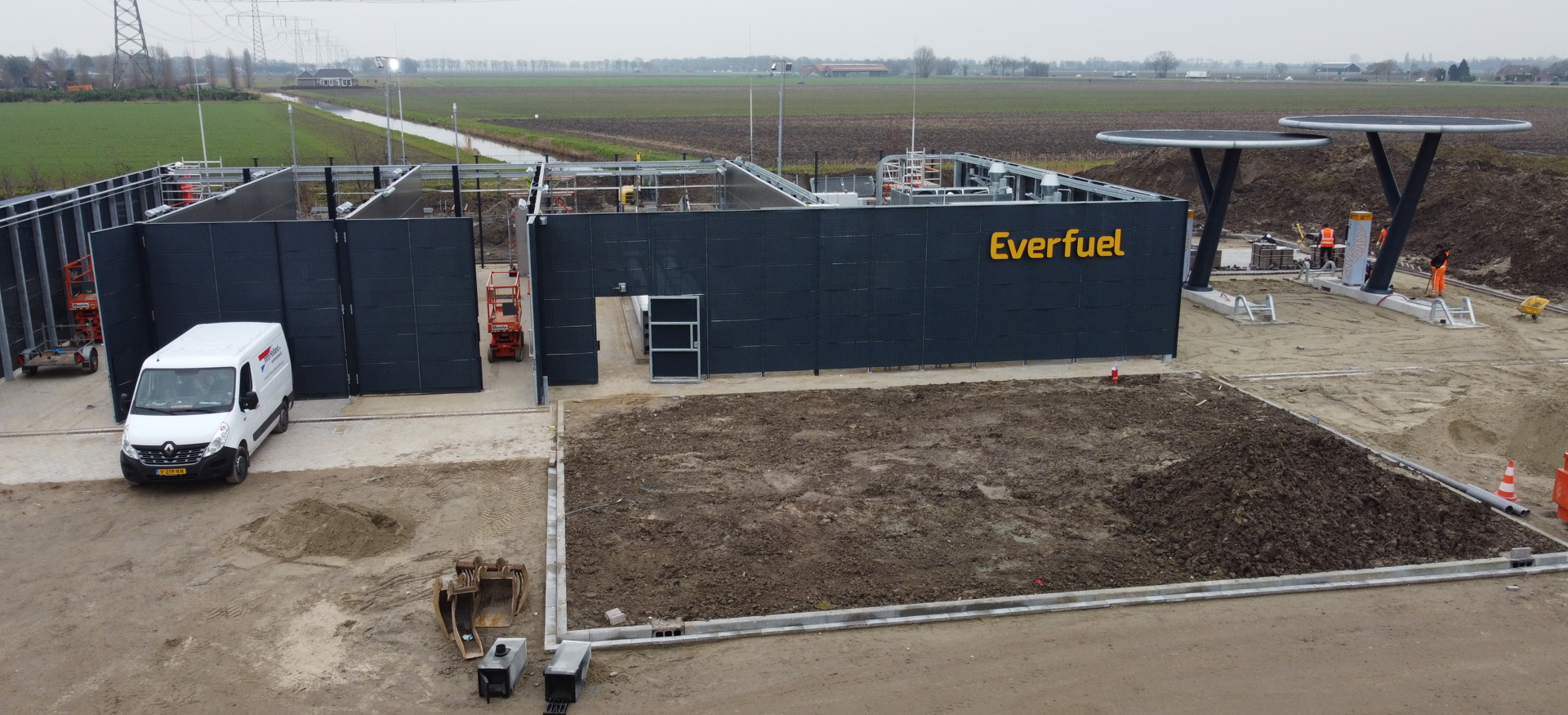 Een foto gemaakt van de voorkant van het Everfuel Hydrogen station
