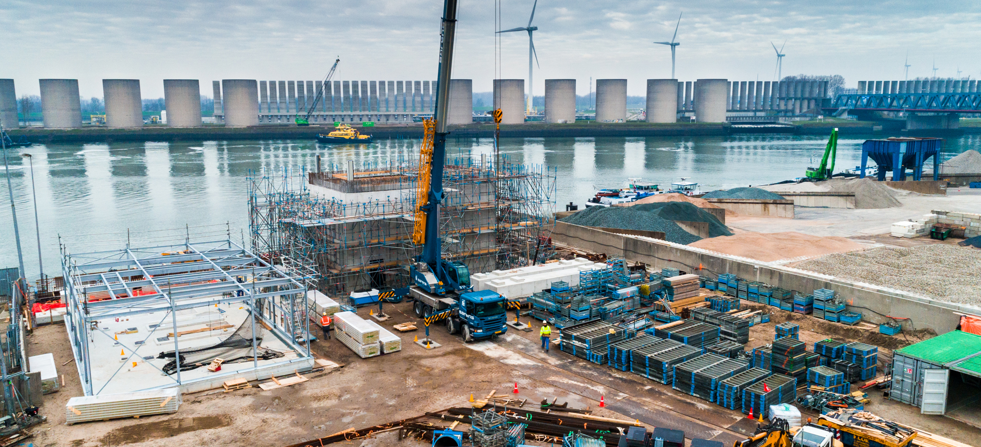 Een drone shot van de opstelling van gebruiksvoorwerpen wat BNI heeft gebruikt om de Vopak FireWater Pumphouse te maken. 
