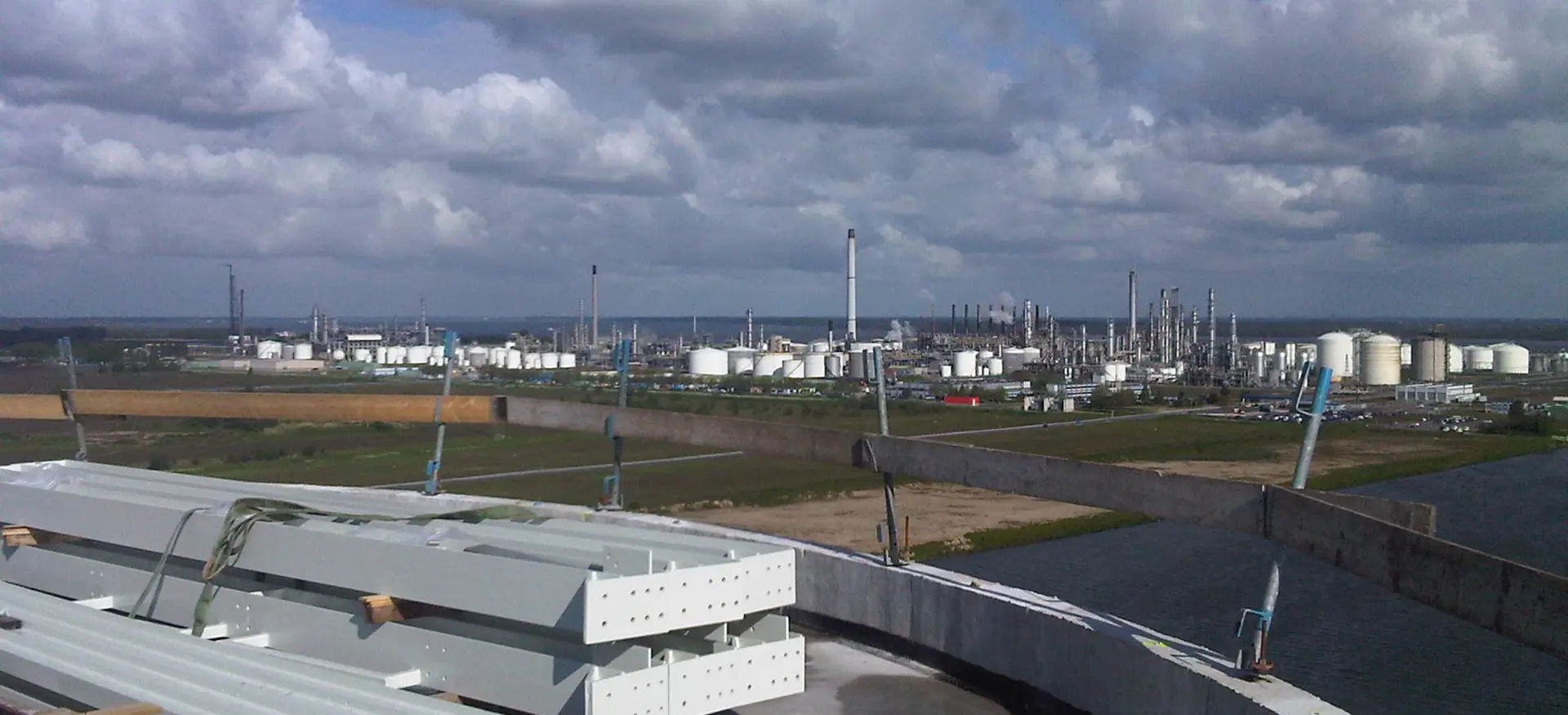 Een drone shot van de Betonnen Silo’S Moerdijk gemaakt door BNI