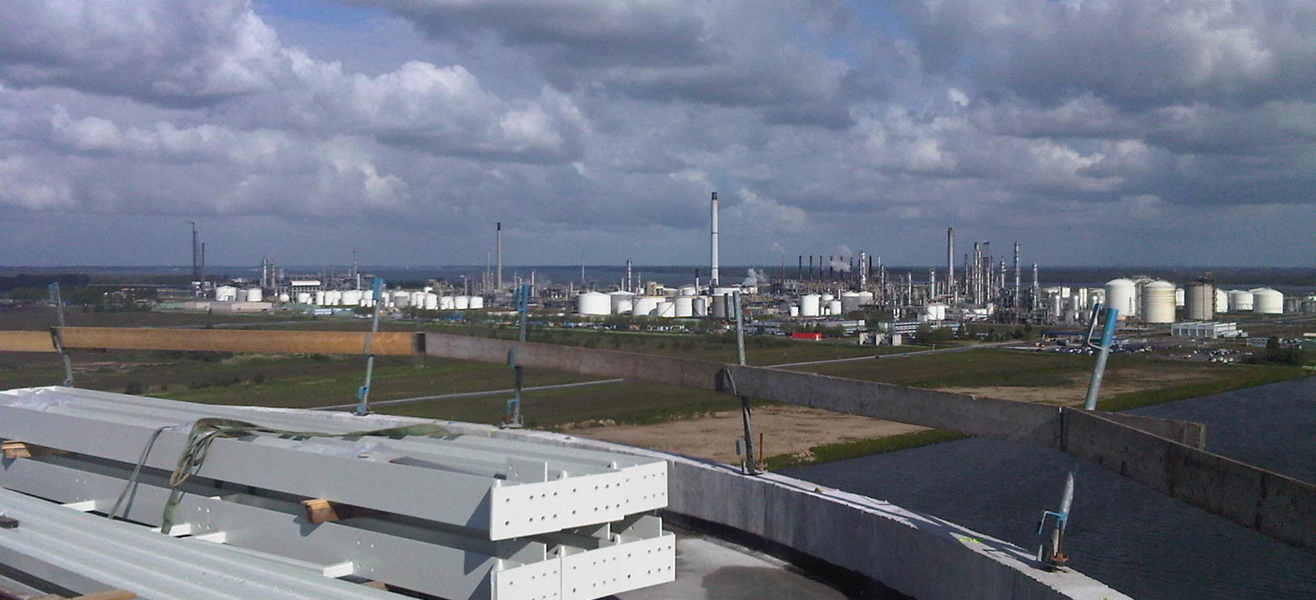 Een drone shot van de Betonnen Silo’S Moerdijk gemaakt door BNI