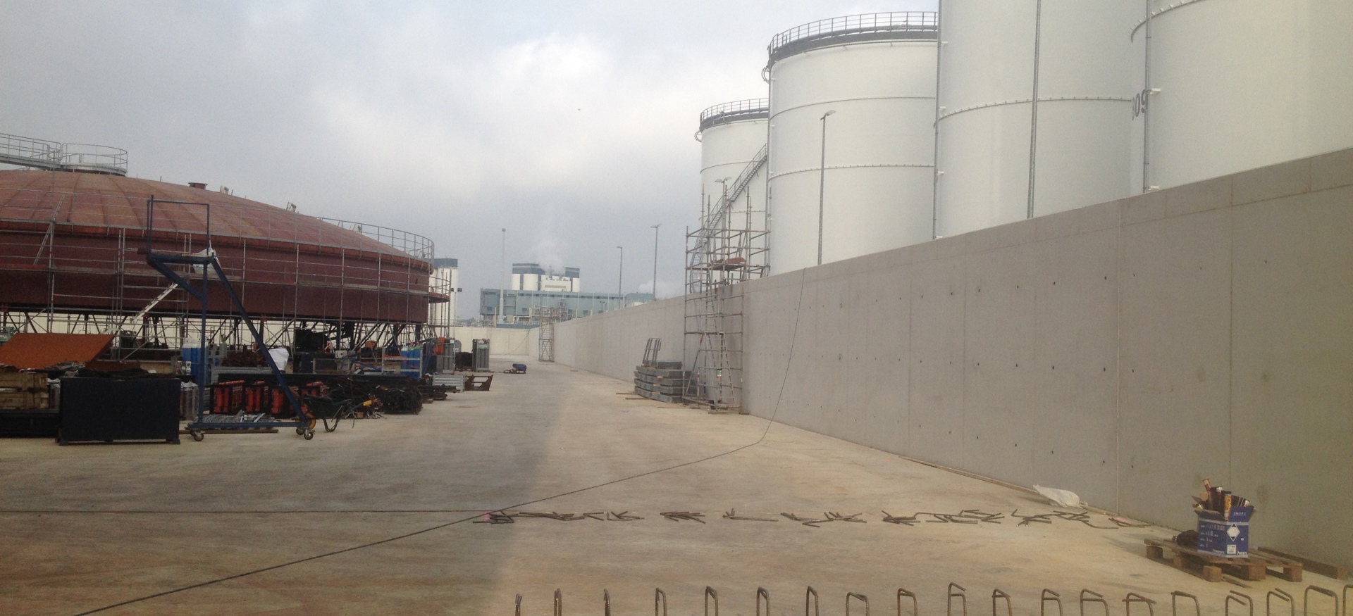 Een brede foto waar tanks op staan, en de zijkant van Tankpit 19