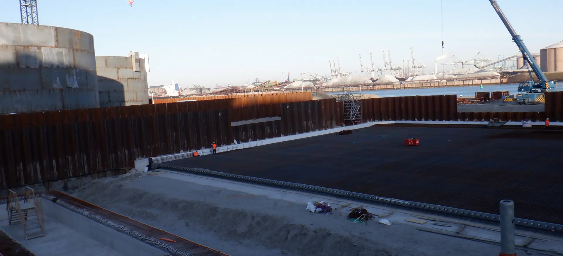 Een overzichtfoto van een ondergrond van een nieuwe tank van de HES terminal