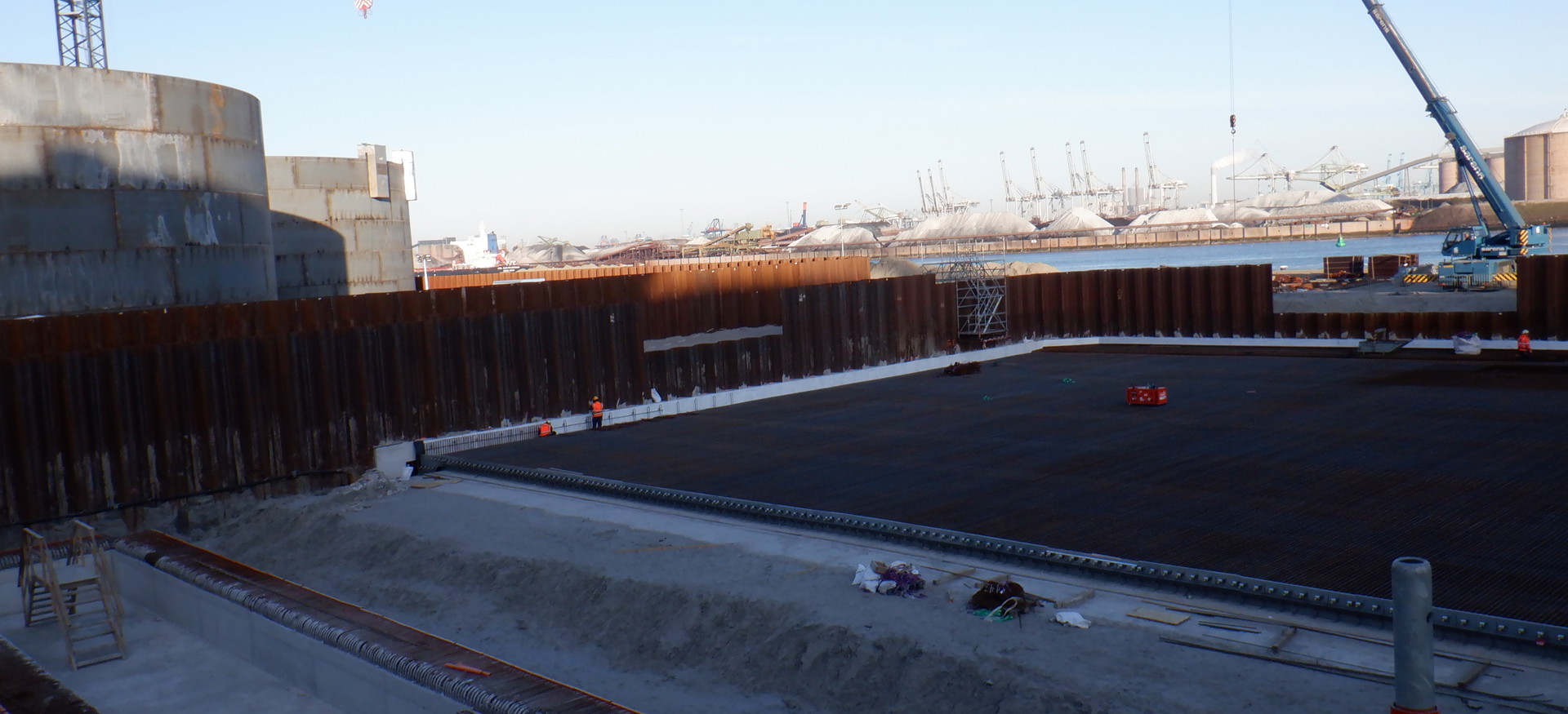Een overzichtfoto van een ondergrond van een nieuwe tank van de HES terminal