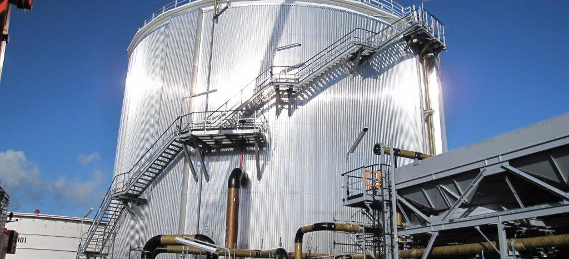 Een onderaanzicht van een opslagtank die deel uit maakt van de Effluent Treatment Plant