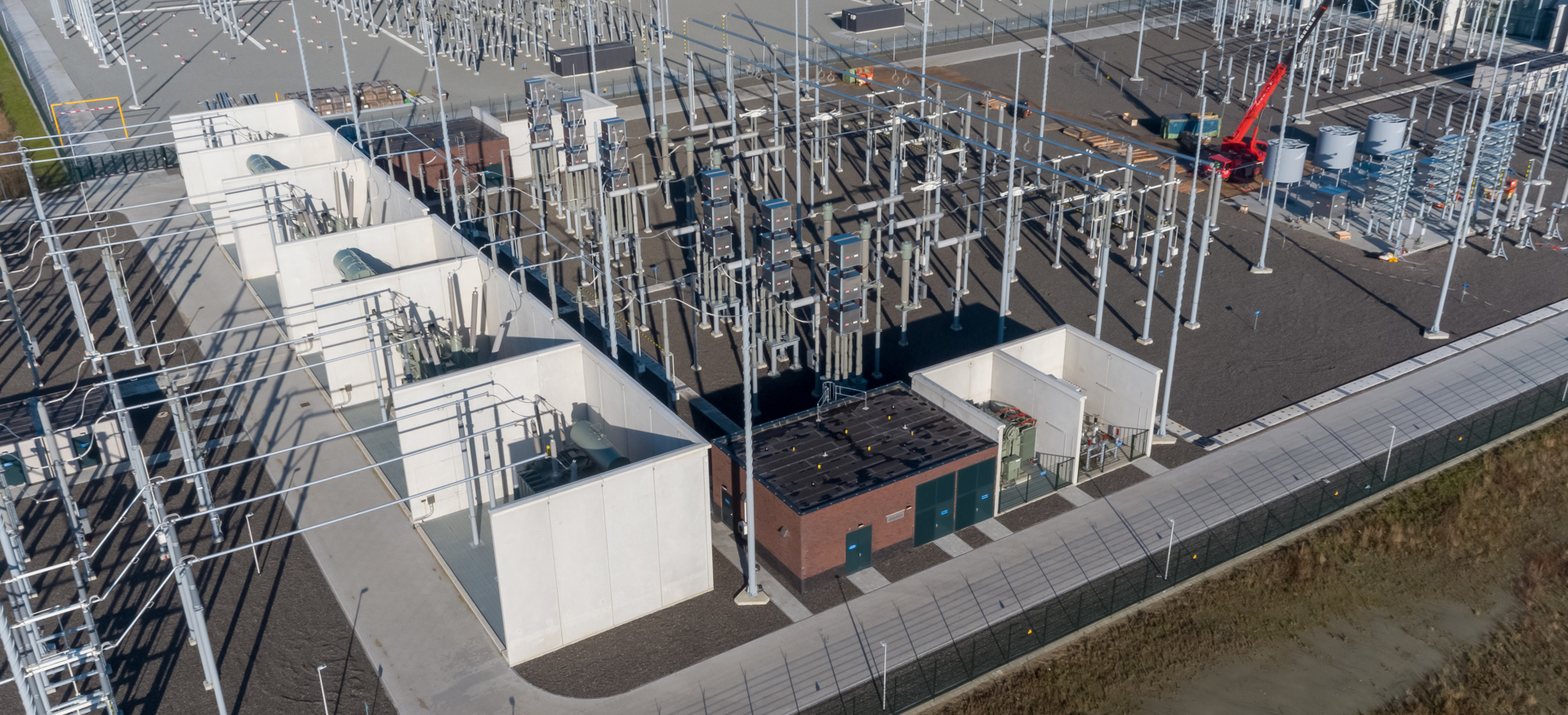 Een drone shot van het Tennet Land Station Borssele 3 waarop de pre fab, bedrading en staalconstructies goed op te zien zijn