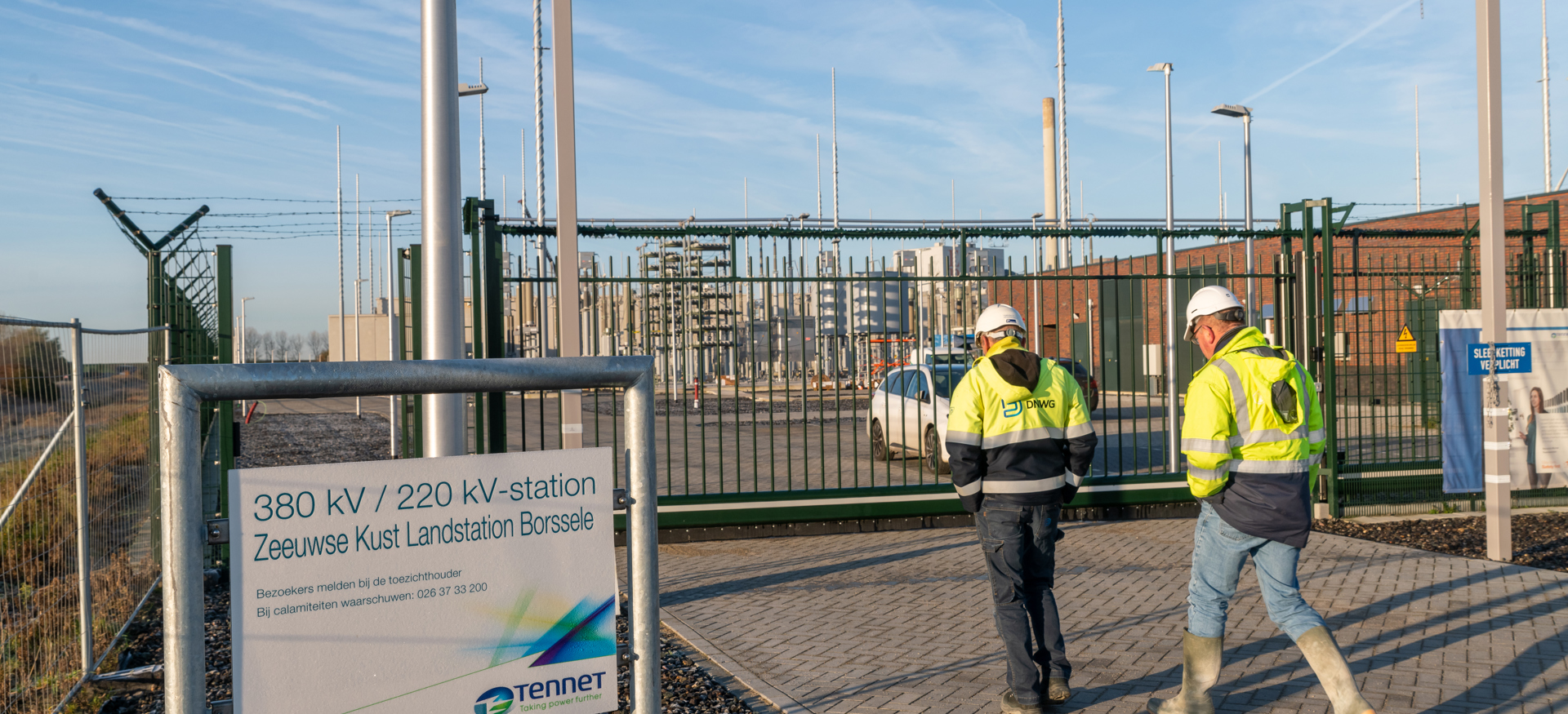Twee BNI werknemers lopend naar het Tennet Land Station Borssele 