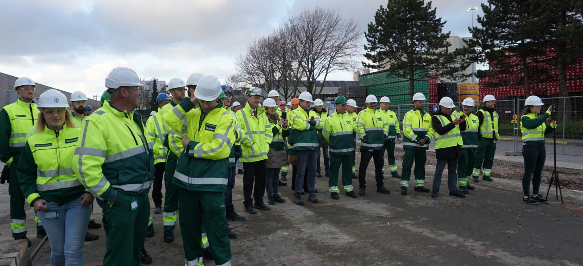 Een groep bni'ers klaar om aan het nieuwe Heineken warehouse te werken