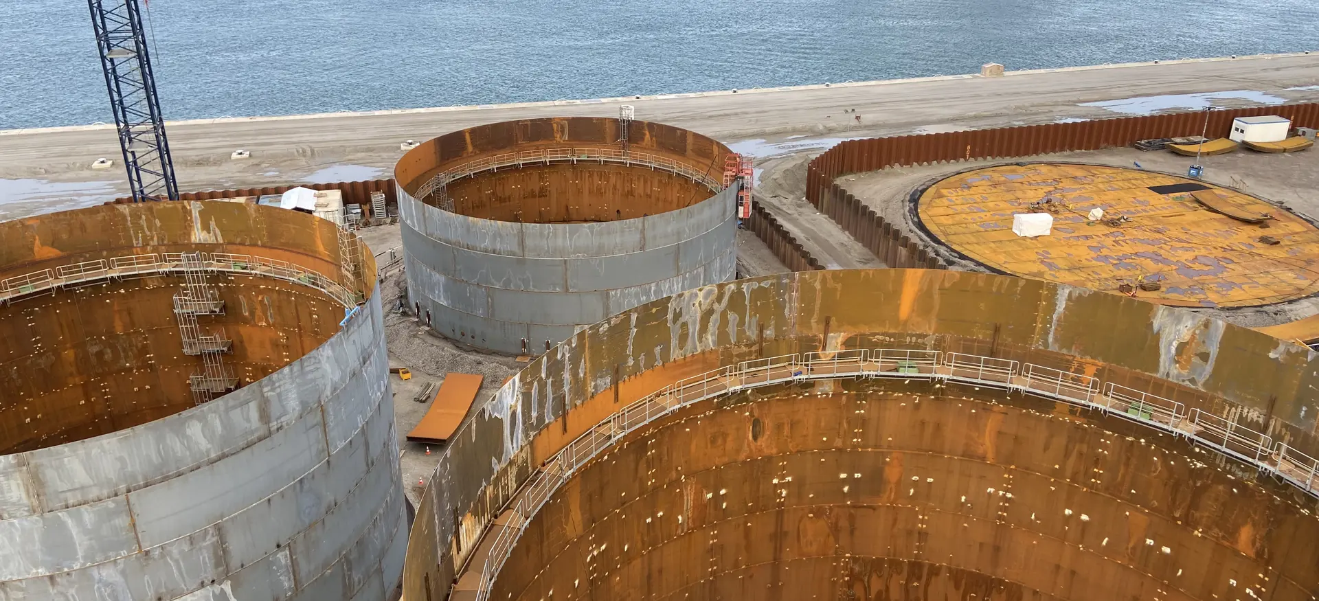 Een drone shot van nog niet afgemaakte tanks van de HES terminal