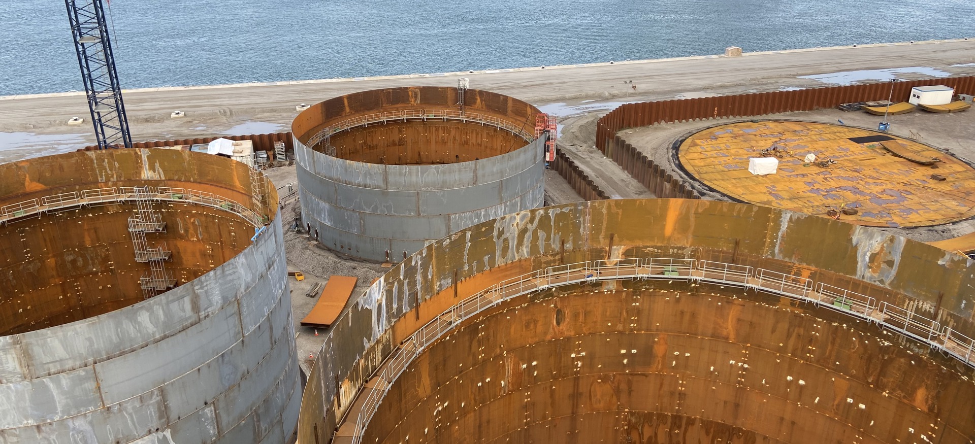 Een drone shot van nog niet afgemaakte tanks van de HES terminal