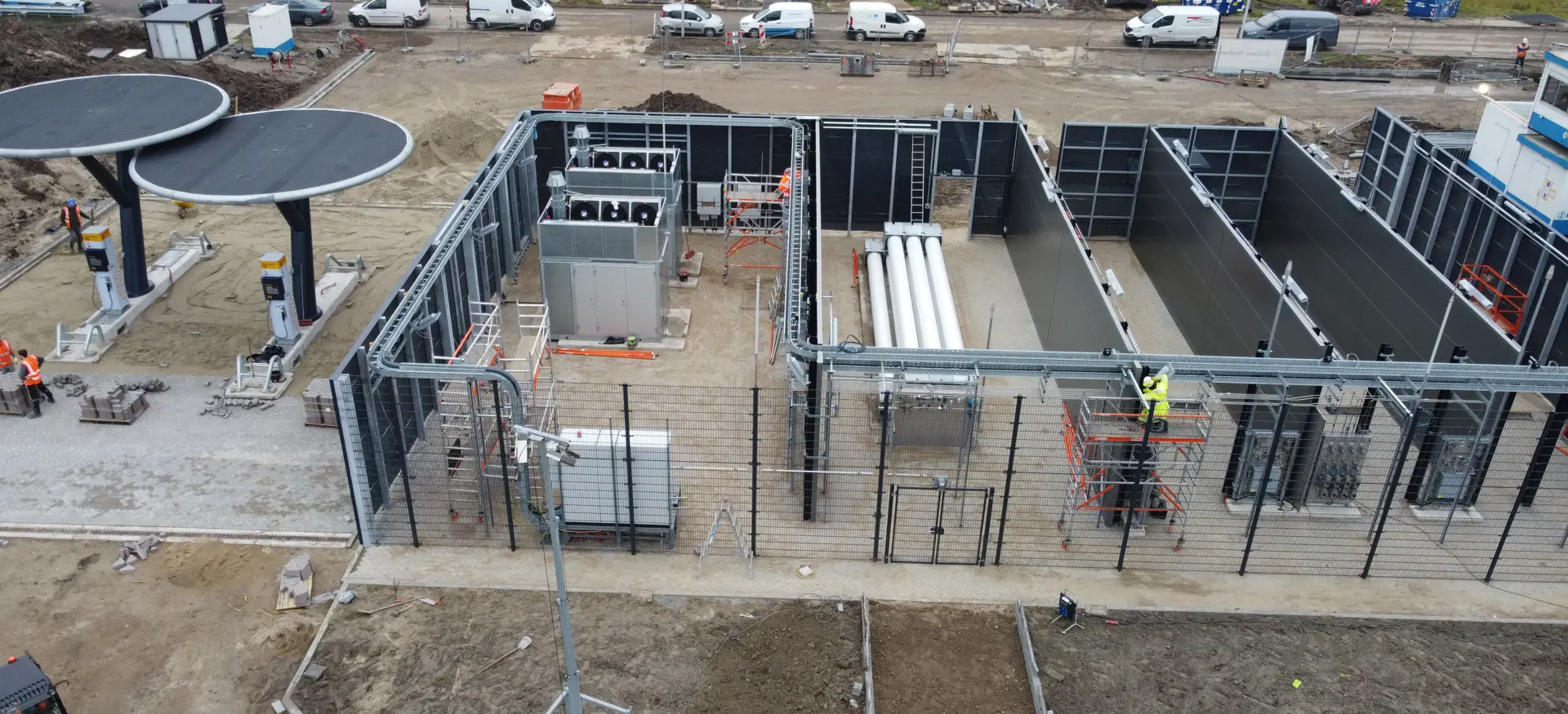 Een drone shot genomen van de achterkant van het Everfuel Hydrogen station