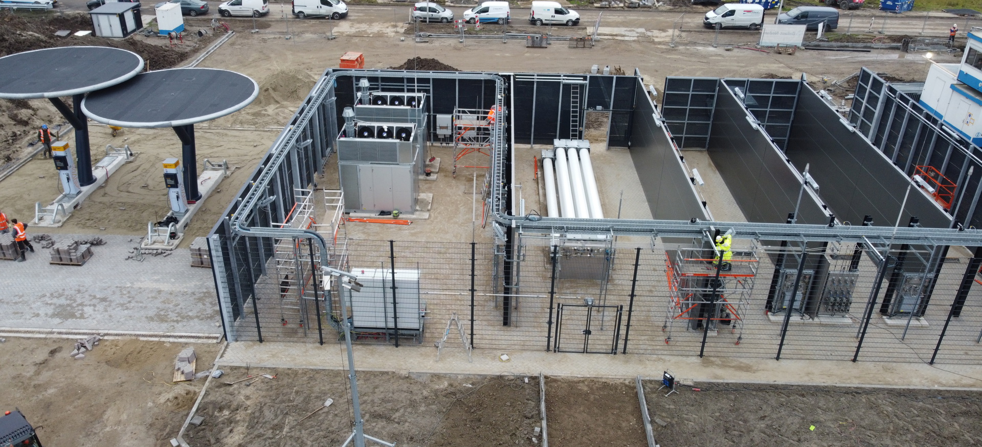 Een drone shot genomen van de achterkant van het Everfuel Hydrogen station