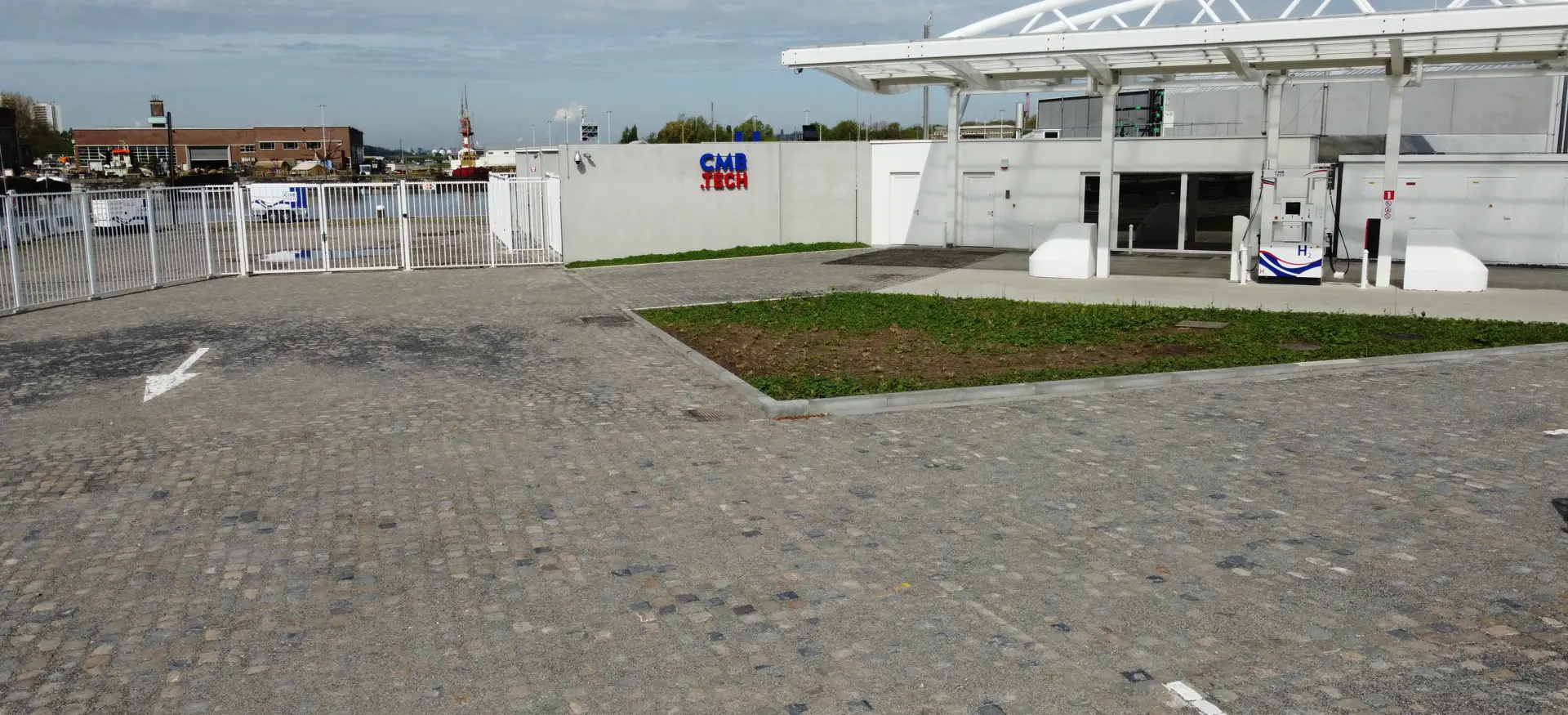 Een drone shot van het door BNI gebouwde Hydrogen station gelegen te Mexicostraat in Antwerpen