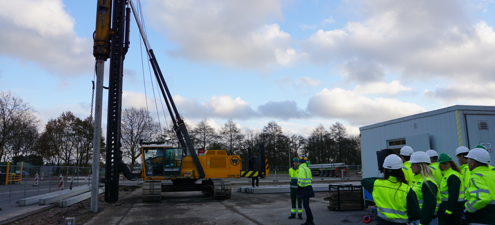 Een groep BNI'ers die naar een heistelling kijkt.